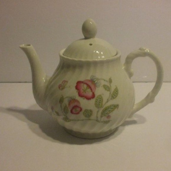 Teapot White Porcelain With Pink Flower Motifs - Picture 1 of 3